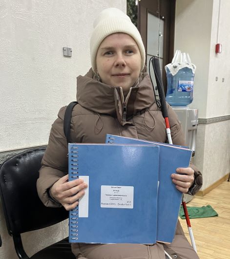 Алёна с книгами Исхода.jpg Алёна с книгами Исхода.jpg