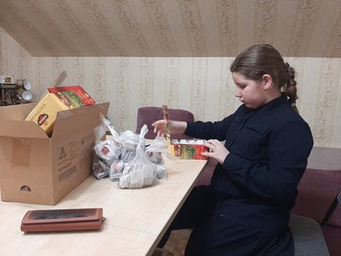 Дочка В. Козлова готовит посылки.jpg