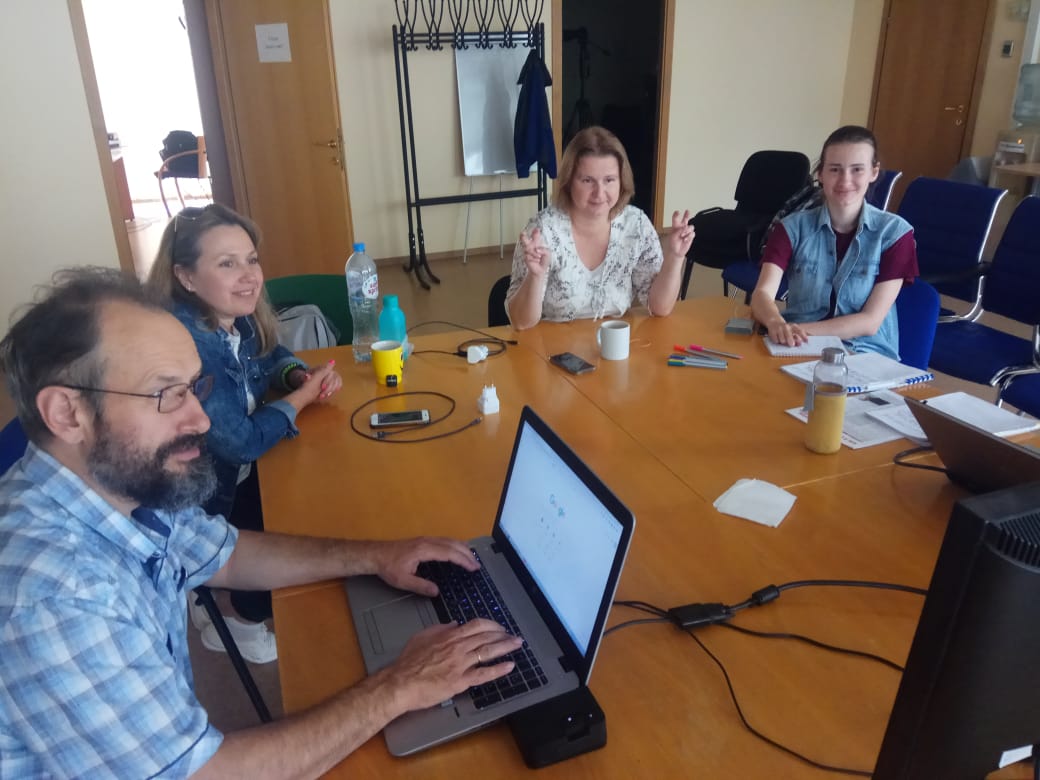 Работа над переводом в офисе.JPG