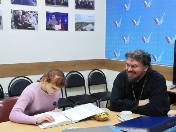 Кристина читает Евангелие, отпечатанное шрифтом Брайля.jpg Кристина читает Евангелие, отпечатанное шрифтом Брайля.jpg