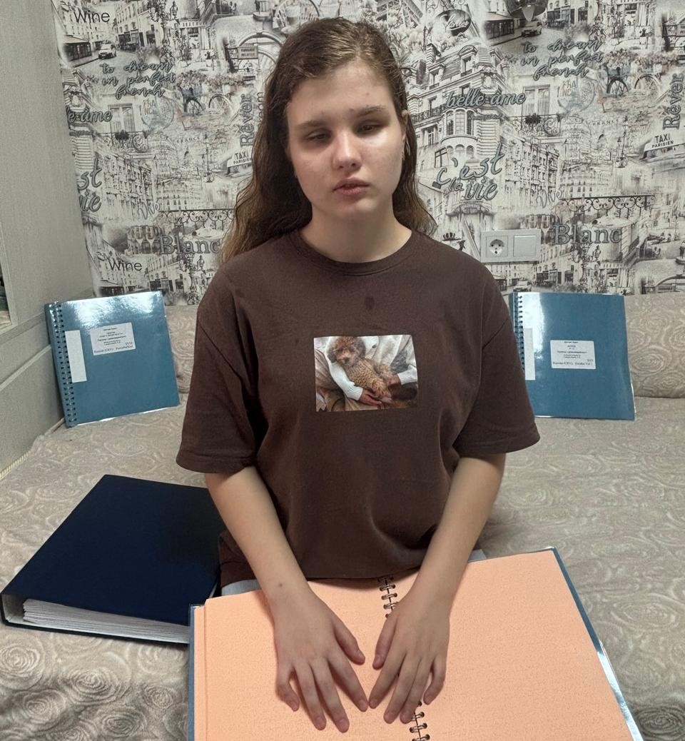 Александра с книгами Брайля.jpg