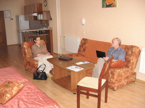 В.Жижин беседует с переводчиком А.Каинчиной.jpg В.Жижин беседует с переводчиком А.Каинчиной.jpg