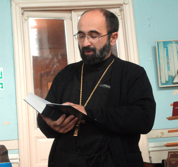 Священник Роман Плиев, настоятель храма ождества Пресвятой Богородицы в г. Дигора.jpg