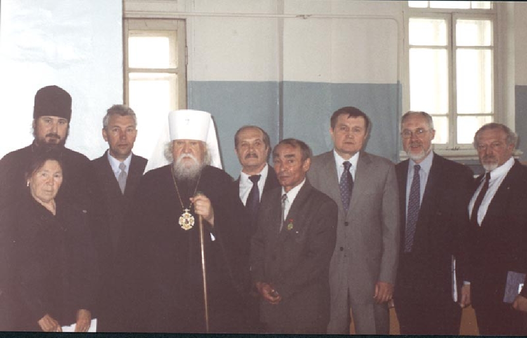 Митрополит Варнава и члены Правительства Респ. Чув на презентации Книги Премудростей.jpg