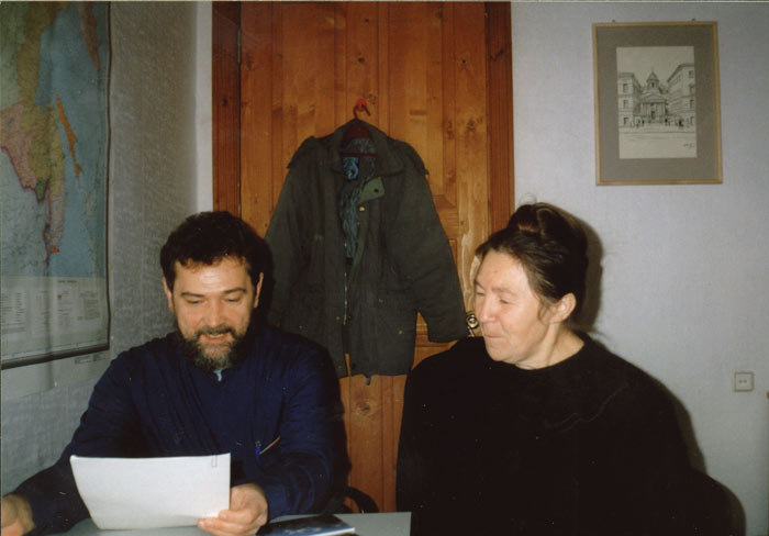 Консультант UBS о. Сергий Овсянников и редактор чувашского проекта Ева Лисина за работой.jpg