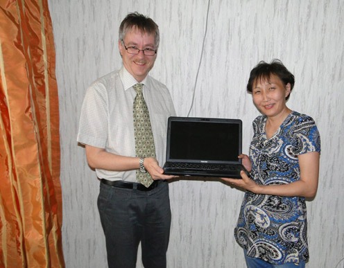 Переводчику Антонине Эверстовой вручают новый компьютер.jpg